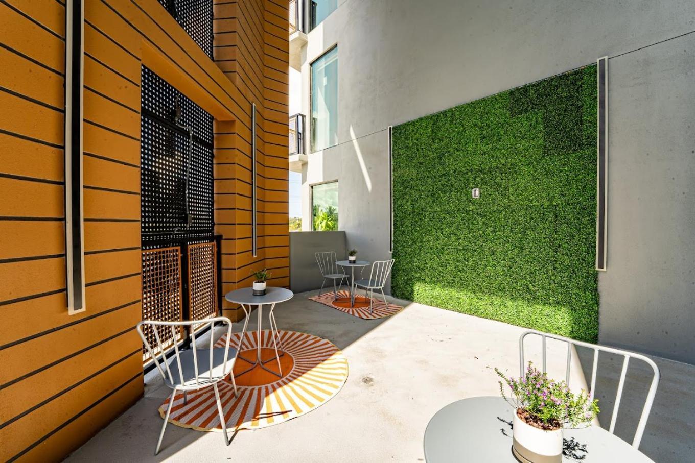 Sejur At Koosh Living Davie Exterior photo