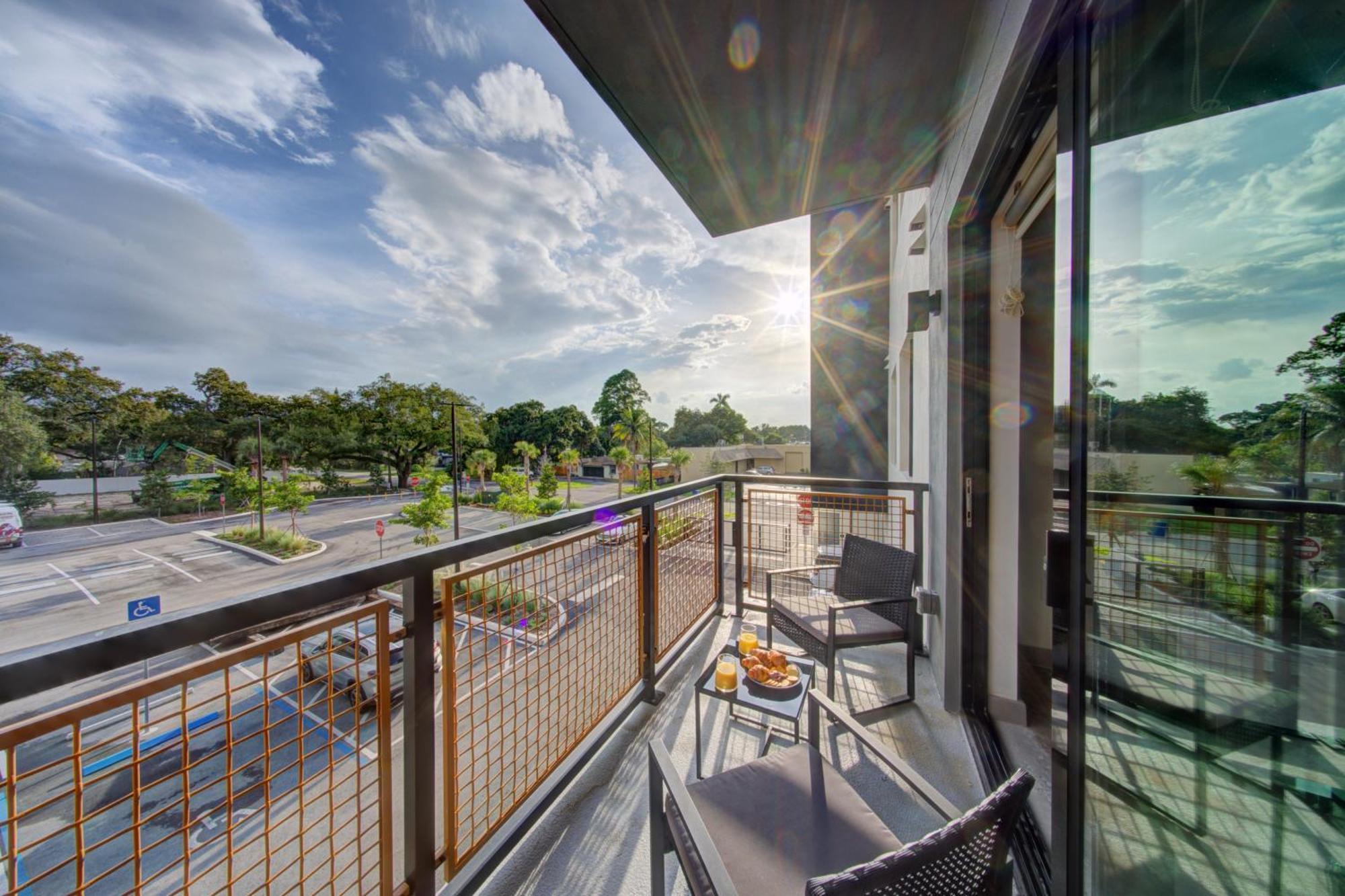 Sejur At Koosh Living Davie Exterior photo